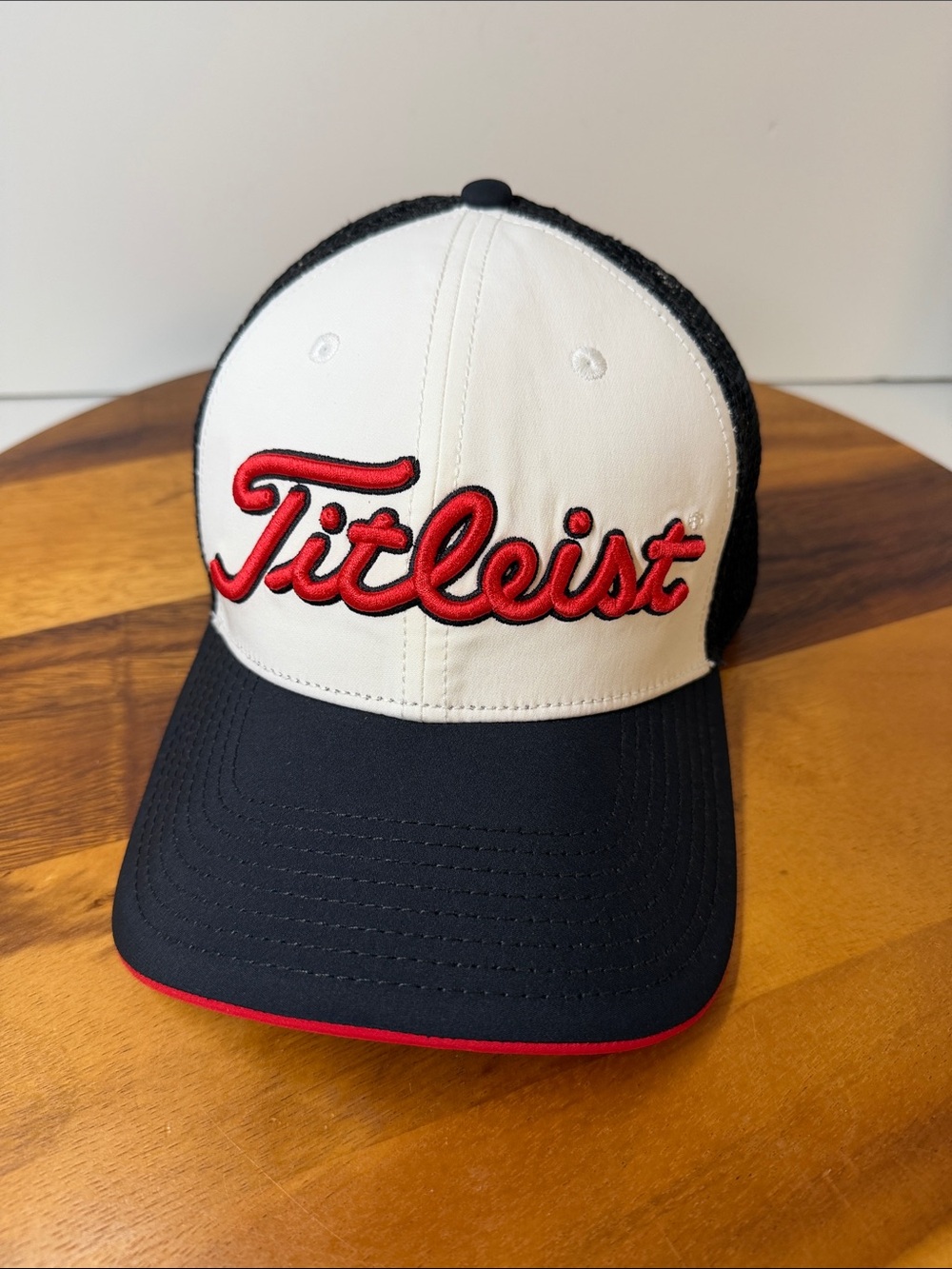 Titleist Men’s Golf Hat, logo Script on front and back. Adjustable Clean Cap